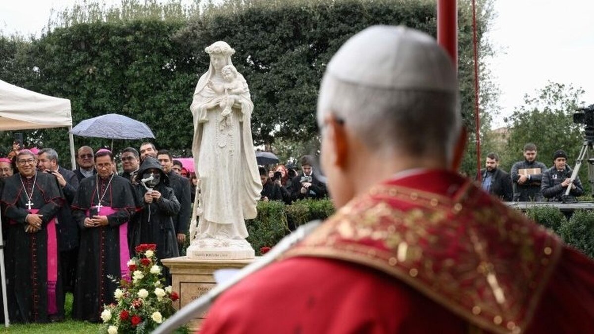 Zeichen-der-Freundschaft-Zwei-neue-Kunstwerke-aus-Peru-bereichern-die-Vatikanischen-G-rten