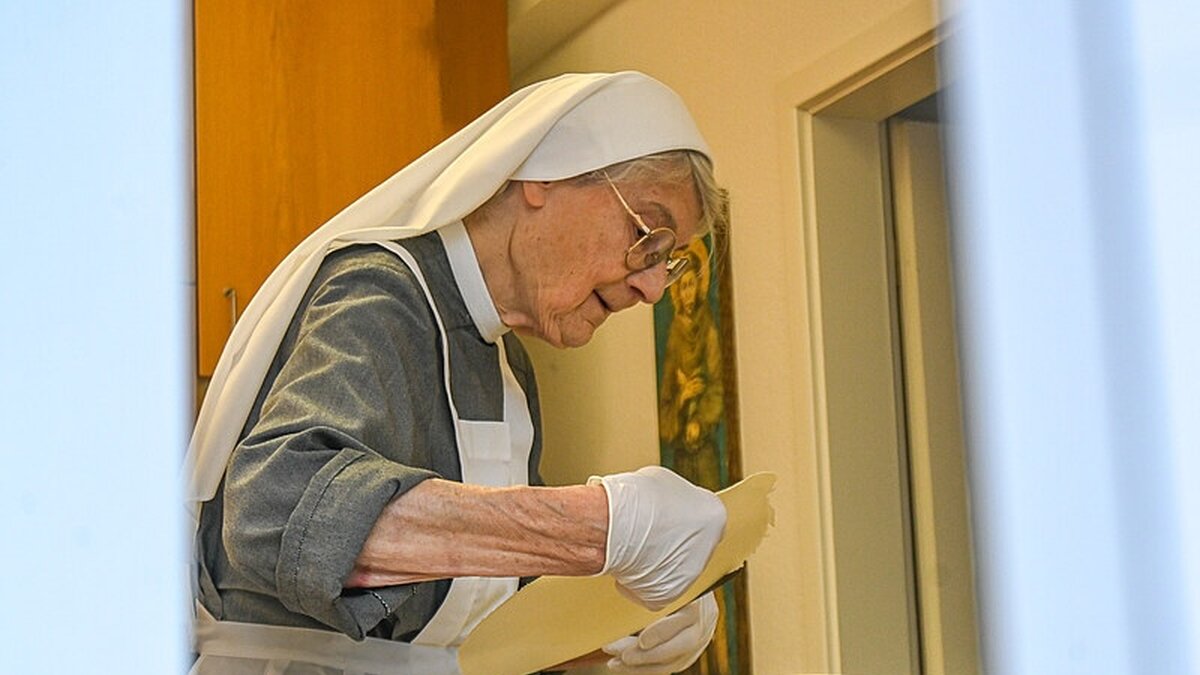 Gelassenheit-holt-Menschen-im-Weihnachtsstress-ab-Ordensfrau-wird-mit-Hostien-Video-zum-Social-Media-Hit