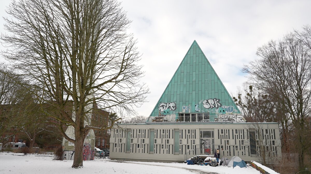 Zwischen-Altar-und-WG-K-che-In-Hannover-wohnen-junge-Menschen-in-einer-ehemaligen-Kirche