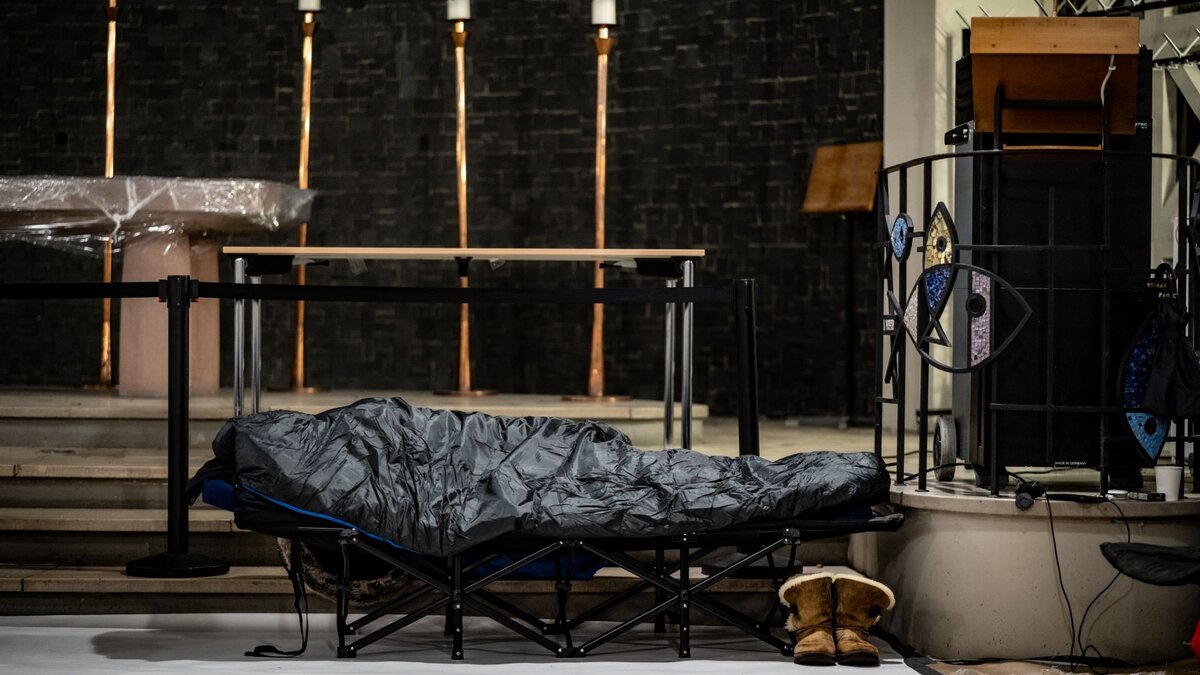 Schlafen-vor-dem-Altar-Wie-eine-Kirche-im-Winter-zu-einer-Schlafst-tte-f-r-Wohnungslose-wird