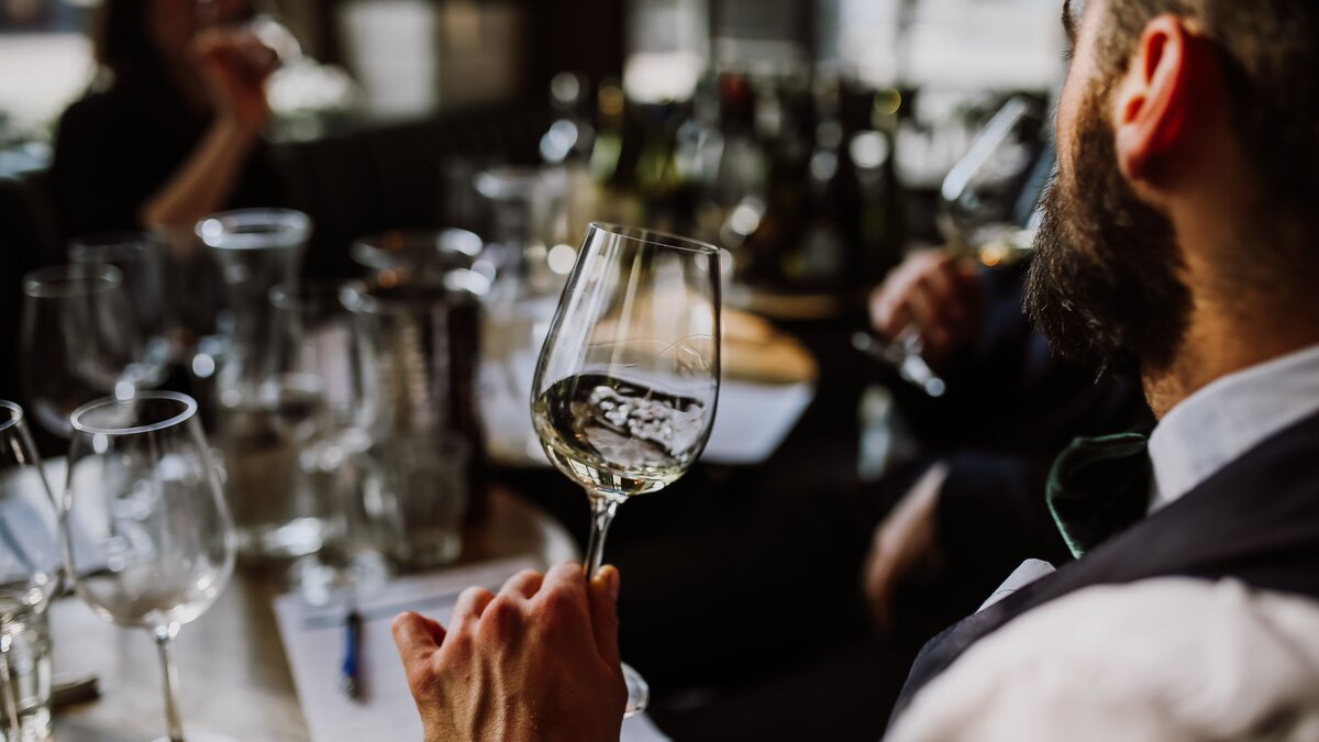 -Kennen-wir-aus-der-Fastenzeit-Bisch-fliche-Weing-ter-Trier-blicken-auf-Dry-January-Trend