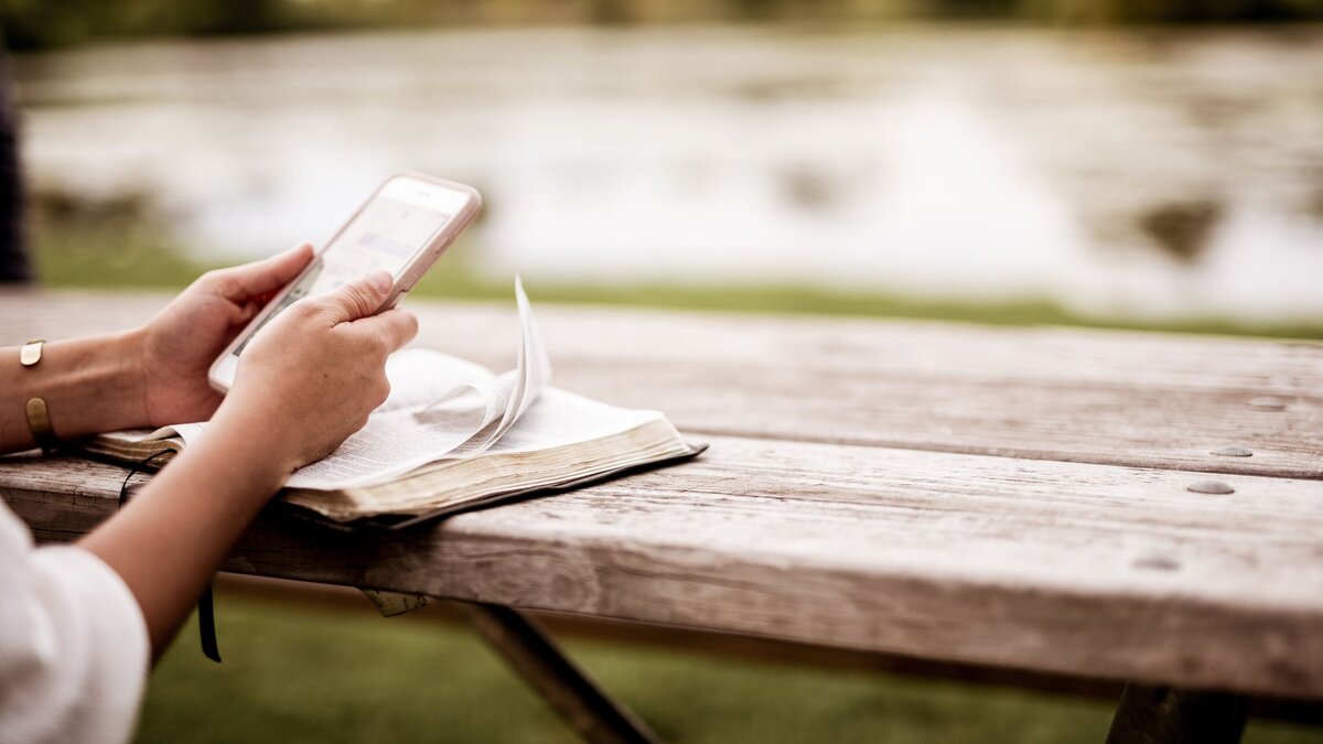 Mehr-Sport-oder-weniger-Schokolade-Wie-man-in-einem-Jahr-die-Bibel-lesen-kann