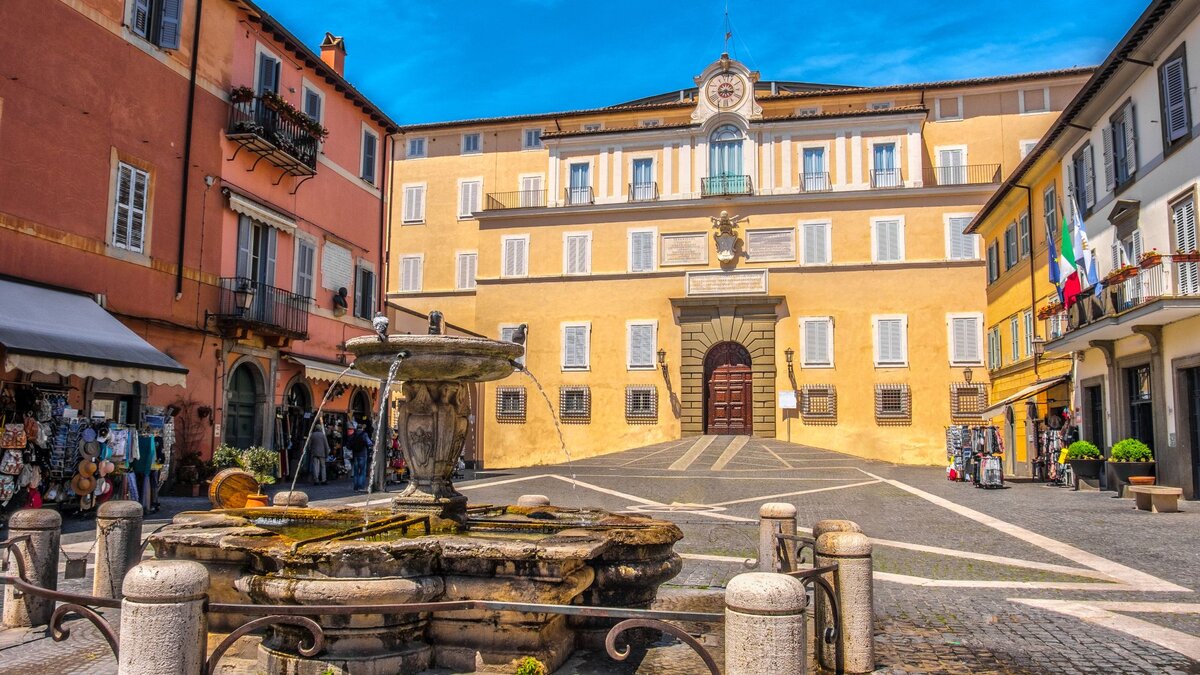 Ausgezeichnet-f-r-umweltfreundliche-F-rbetechnik-K-nstler-aus-Mexiko-restaurieren-Riesen-Krippe-in-Castel-Gandolfo