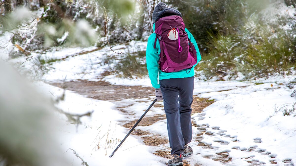 -Man-pilgert-in-diesen-leeren-Raum-hinein-Pilgern-an-Weihnachten-schafft-mystische-Stimmung-im-kleinen-Kreis