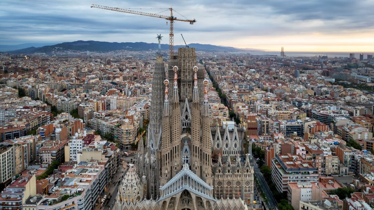Vier Türme der Sagrada Familia in Barcelona vor Vollendung - DOMRADIO.DE