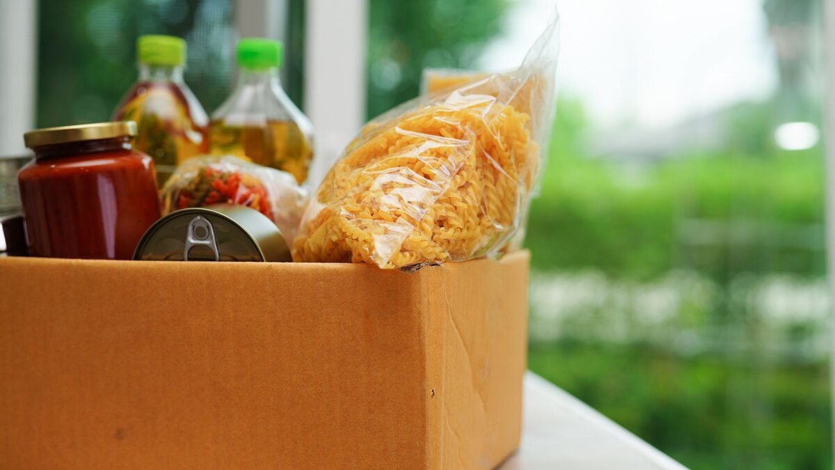 -Sie-f-hlen-sich-dann-nicht-so-allein-gelassen-D-sseldorfer-Tafel-sammelt-Weihnachtspakete-f-r-Bed-rftige