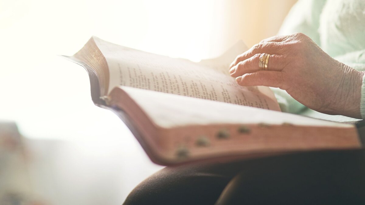 Buch-verbindet-alle-Christen-kumenischer-Bibelsonntag-zum-Gebet-der-Ester-