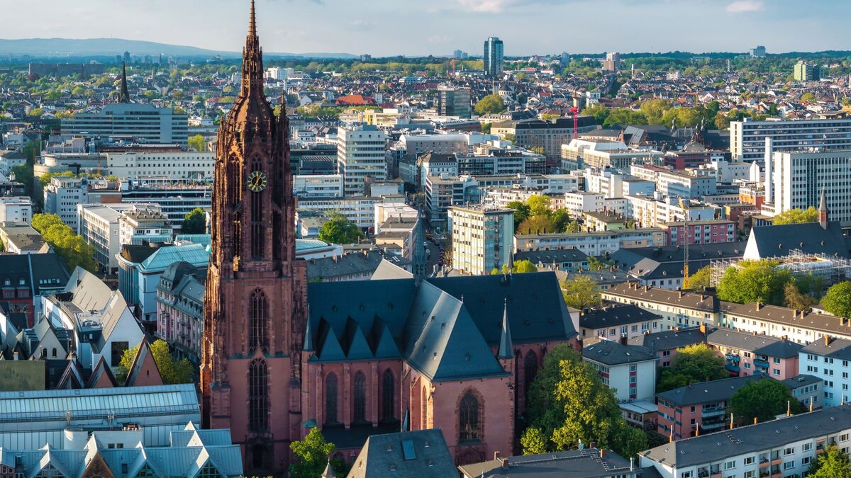 Nach-gut-200-Jahren-Stadt-Frankfurt-bekommt-Dom-Kreuzgang-geschenkt