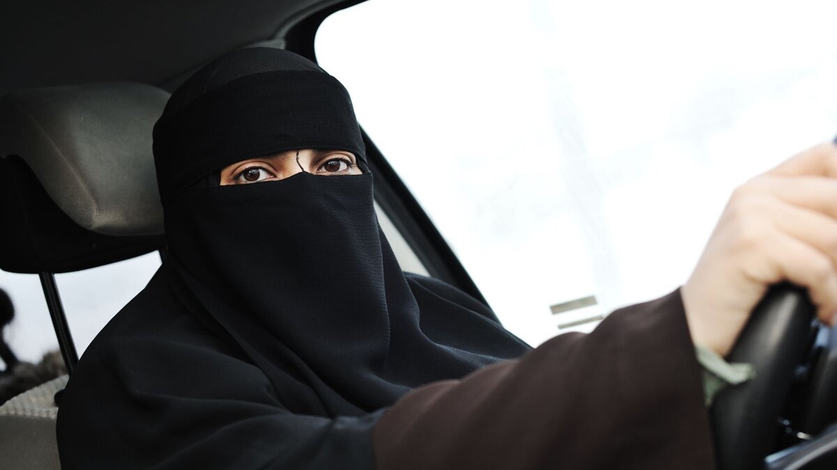 Schutz-von-Leib-Leben-und-Eigentum-Muslimin-darf-laut-Gerichtsurteil-nicht-verschleiert-Auto-fahren