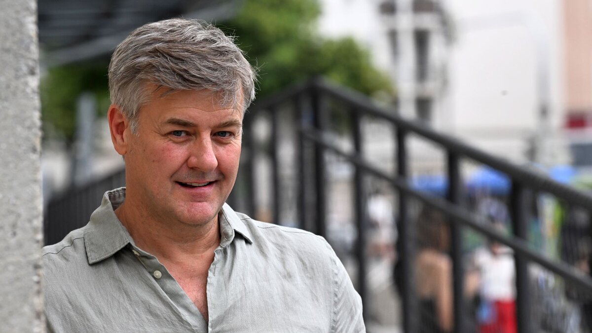 -Beim-Reden-kommen-die-Leit-zsamm-Schauspieler-Mittermeier-wollte-fr-her-Pfarrer-werden