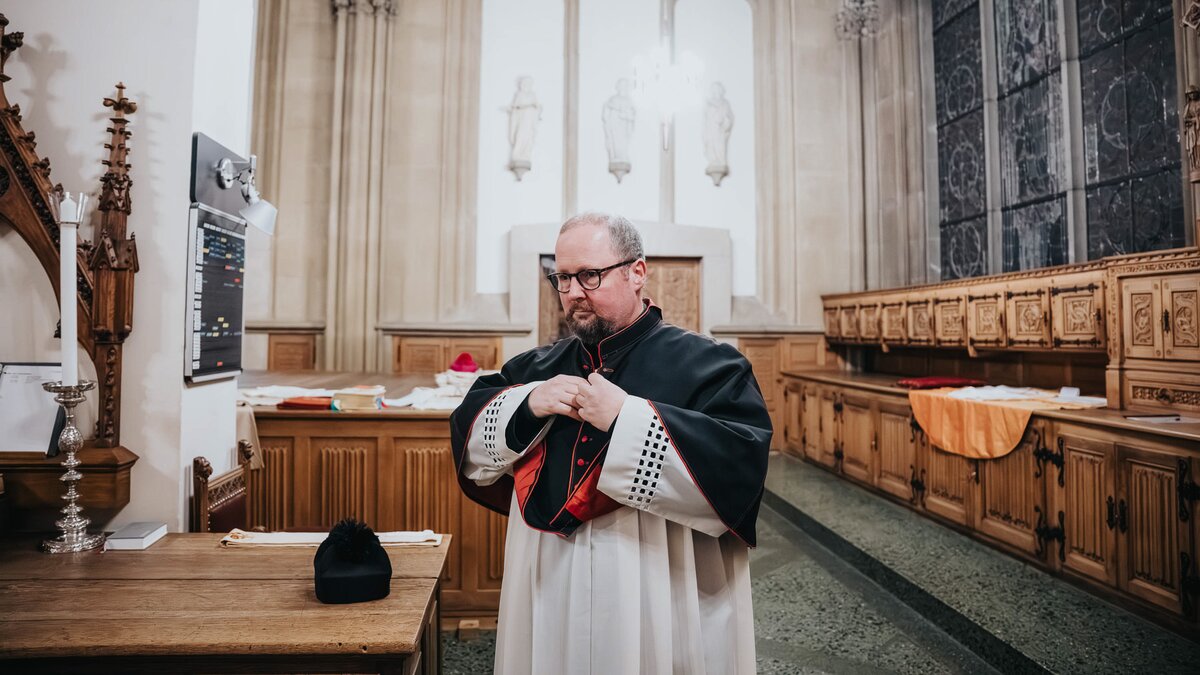 Der-Regisseur-der-Heiligen-Nacht-Domzeremoniar-J-rg-Stockem-bleibt-stets-im-Hintergrund