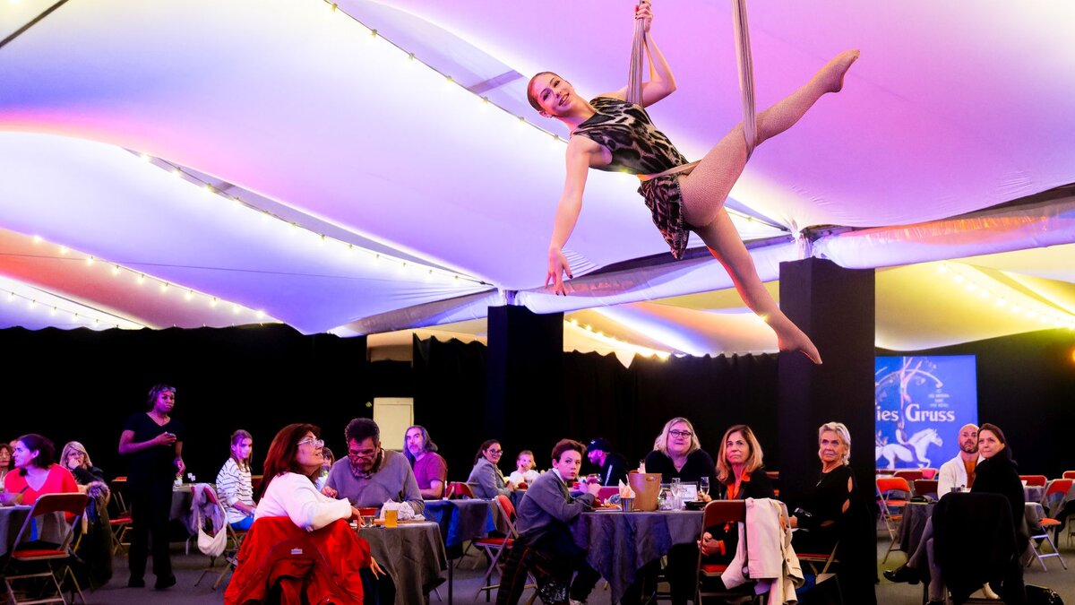 An-Heiligabend-in-den-Zirkus-Pariser-Vari-t-macht-Akrobatik-zum-religi-sen-Br-ckenschlag