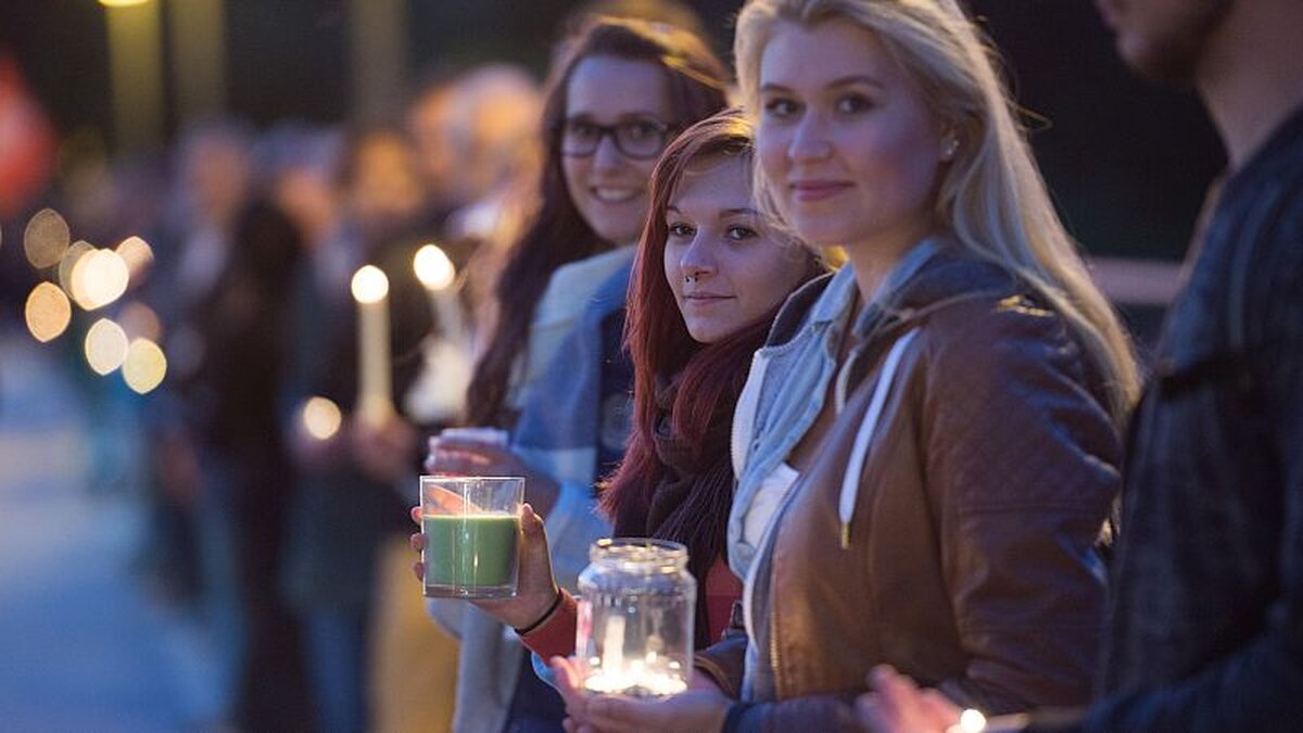 Menschen-Lichterkette-als-Zeichen-der-Anteilnahme-Magdeburg-gedenkt-dem-Weihnachtsmarkt-Anschlag-vor-einem-Jahr
