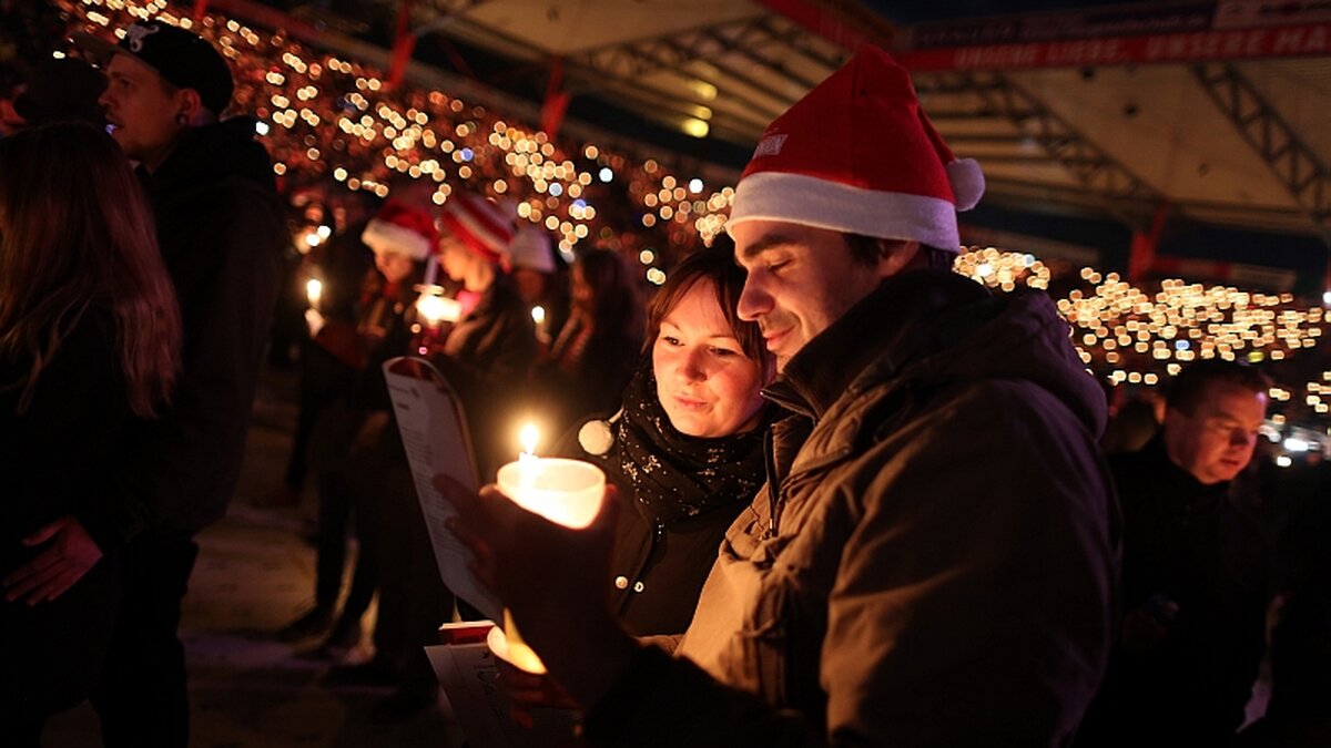 Neuer-Rekord-Rund-31-500-Menschen-singen-Adventslieder-im-Fu-ballstadion