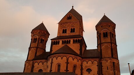 Abteikirche Maria Laach in der Abendsonne / © Peter; Mathias (DR)