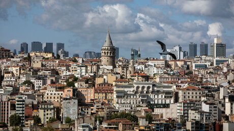 Blick auf Istanbul mit dem Galataturm (m.) / © Hassan Jamal (KNA)
