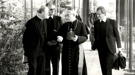 Der ehemalige Kölner Erzbischof Joseph Kardinal Höffner (Mitte) mit seinem Geheimsekretär Manfred Melzer (Erzbistum Köln)