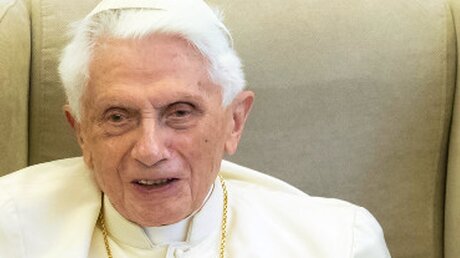 Der emeritierte Papst Benedikt XVI bei einem Interview 2018 / © Daniel Karmann (dpa)