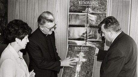 Die neue Aktion der deutschen Katholiken "Renovabis" wurde am 23. April 1993 vorgestellt: Rita Waschbüsch, Präsidentin des Zentralkomitees der deutschen Katholiken (ZdK); Weihbischof Leo Schwarz und Bischof Karl Lehmann, Vorsitzender der deutschen Bischof (KNA)