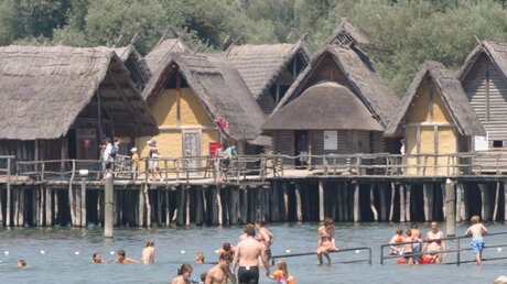 rekonstruiertes Welterbe - Pfahlbauten Unteruhldingen am Bodensee (dpa)