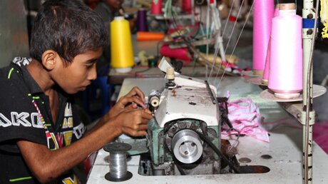 Ein Junge arbeitet in einer Textilfabrik in Dhaka, Bangladesch / © Sk Hasan Ali (shutterstock)