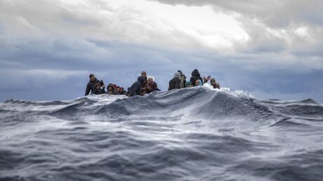 Flüchtlinge im Mittelmeer / © Santi Palacios/AP (dpa)