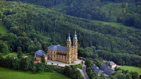 Luftaufnahme der Wallfahrtskirche Vierzehnheiligen in Bad Staffelstein (KNA)