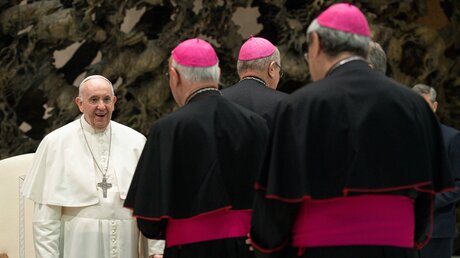 Symbolbild Papst Franziskus begrüßt Bischöfe / © Vatican Media/Romano Siciliani (KNA)