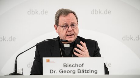 Bischof Georg Bätzing / © Dominik Wolf (KNA)