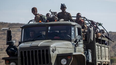 Äthiopische Regierungssoldaten fahren auf einem Lastwagen in der Region Tigray / © Ben Curtis (dpa)
