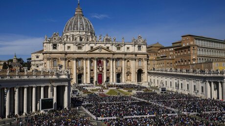 Gläubige versammeln sich zur katholischen Ostermesse auf dem Petersplatz / © Alessandra Tarantino/AP/ (dpa)
