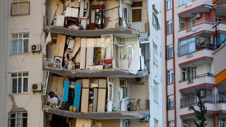 Erdbebenkatastrophe in der Türkei: Ein beschädigtes Wohnhaus nach dem verheerenden Erdbeben im türkisch-syrischen Grenzgebiet. / © Daniel Ceng Shou-Yi/ZUMA Press Wire (dpa)