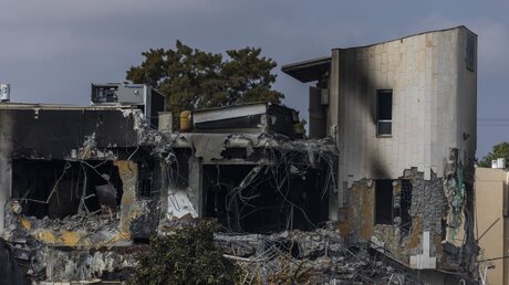 Ein Gesamtbild der Zerstörung nach dem tödlichen Angriff auf eine Polizeistation in der Stadt Sderot am zweiten Tag des andauernden Konflikts zwischen Israel und der militanten palästinensischen Gruppe Hamas / © Ilia Yefimovich (dpa)