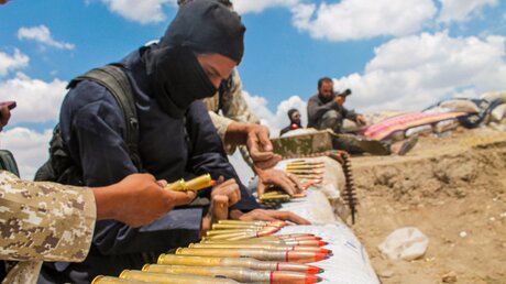Ein IS-Soldat bereitet Munition vor, in Syrien 2017.
 / © Mohammad Bash (shutterstock)