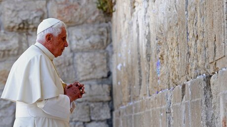 Papst Benedikt XVI. an der Klagemauer am 12. Mai 2009 in Jerusalem / © AVI OHAYON GPO (KNA)