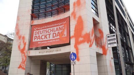 Aktivisten der Umweltgruppe Letzte Generation haben die Fassade der SPD-Bundeszentrale beschmiert / © Julius-Christian Schreiner/TNN (dpa)