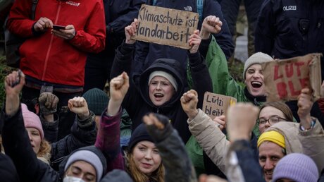 Demonstrierende Klimaaktivisten in Lützerath, unter ihnen Luisa Neubauer  / © Gordon Welters (KNA)