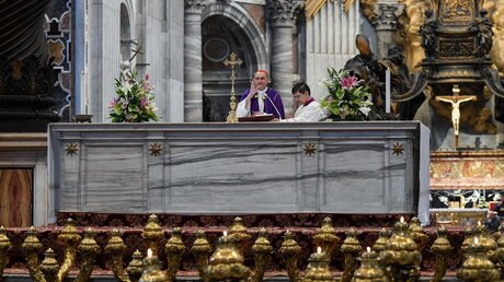 Bußliturgie am Altar mit Kardinal Mauro Maria Gambetti, Erzpriester der Vatikanbasilika und Generalvikar für die Vatikanstadt / © Vatican Media/Romano Siciliani (KNA)