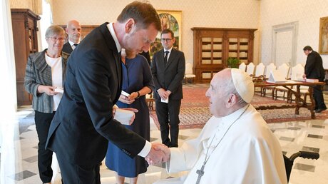 Michael Kretschmer, Ministerpräsident von Sachsen, und Papst Franziskus im Vatikan / © Vatican Media/Romano Siciliani (KNA)