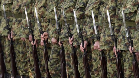 Soldaten während einer Militärübung / © Darko Vojinovic (dpa)