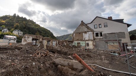 Ahrtal Flutkatastrophe Ahr Ufer Dernau Zerstörung / © Boris Roessler (dpa)