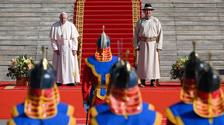 Papst Franziskus und Ukhnaagiin Khürelsükh, Präsident der Mongolei, bei der offiziellen Begrüßungsfeier am 2. September 2023 auf dem Süchbaatar-Platz in Ulan Bator in der Mongolei / © Vatican Media/Romano Siciliani/KNA (KNA)