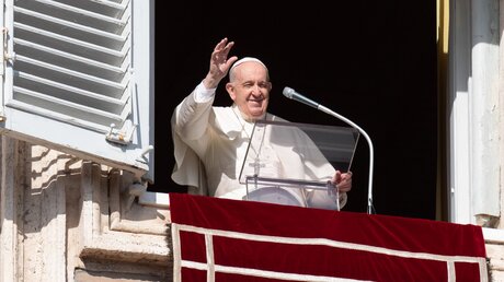 Papst Franziskus beim Angelusgebet am Fenster des Apostolischen Palasts / © Vatican Media/Romano Siciliani (KNA)