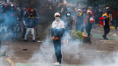 Indigene Demonstranten protestieren gegen die Regierung von Präsident Lasso in Quito / © Rafael Rodríguez (dpa)