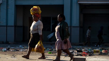 Zwei Frauen mit Einkaufstüten in Johannesburg, Südafrika / © Themba Hadebe (dpa)