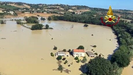 Massive Niederschläge innerhalb weniger Stunden haben in der italienischen Region Marken Todesopfer gefordert / © Vigili del Fuoco (dpa)