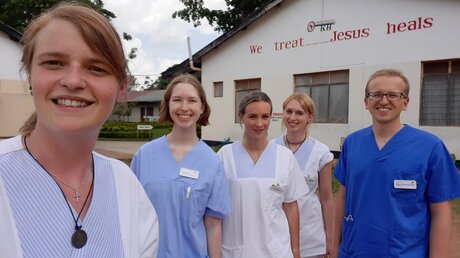 Elli Betz (l.) und Fellix Flachenecker (re.) mit anderen Freiwilligen im Kiwoko Hospital Uganda (DR)