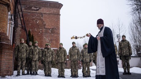 Symbolbild: Ein orthodoxer Priester segnet Kadetten der Ukrainischen Militärluftwaffenuniversität / © Evgeniy Maloletka/AP (dpa)