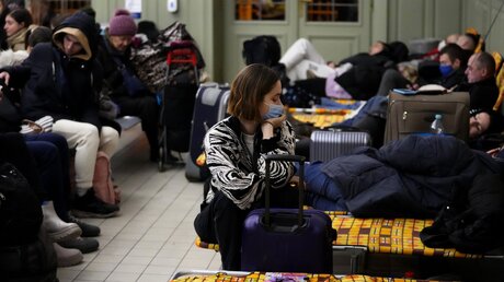 Polen, Przemysl: Menschen aus der benachbarten Ukraine warten in einem Bahnhof in Przemysl, Polen, der in ein Unterkunftszentrum umgewandelt wurde / © Petr David Josek (dpa)