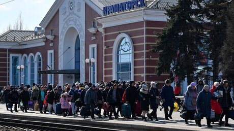 Menschen auf dem Bahnhof in Kramatorsk, Ostukraine / © Andriy Andriyenko (dpa)